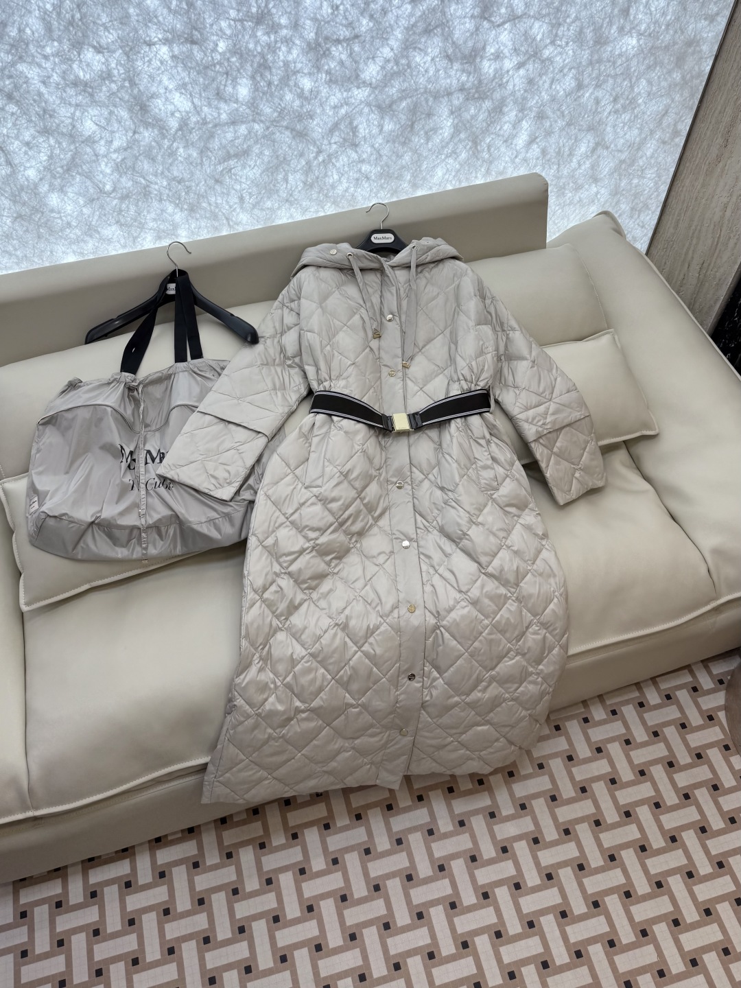 M629#新款羽绒服⚠️2025。
Max 菱形格 90% 白鹅绒 带帽 修身款 定制腰带 长款 羽绒服