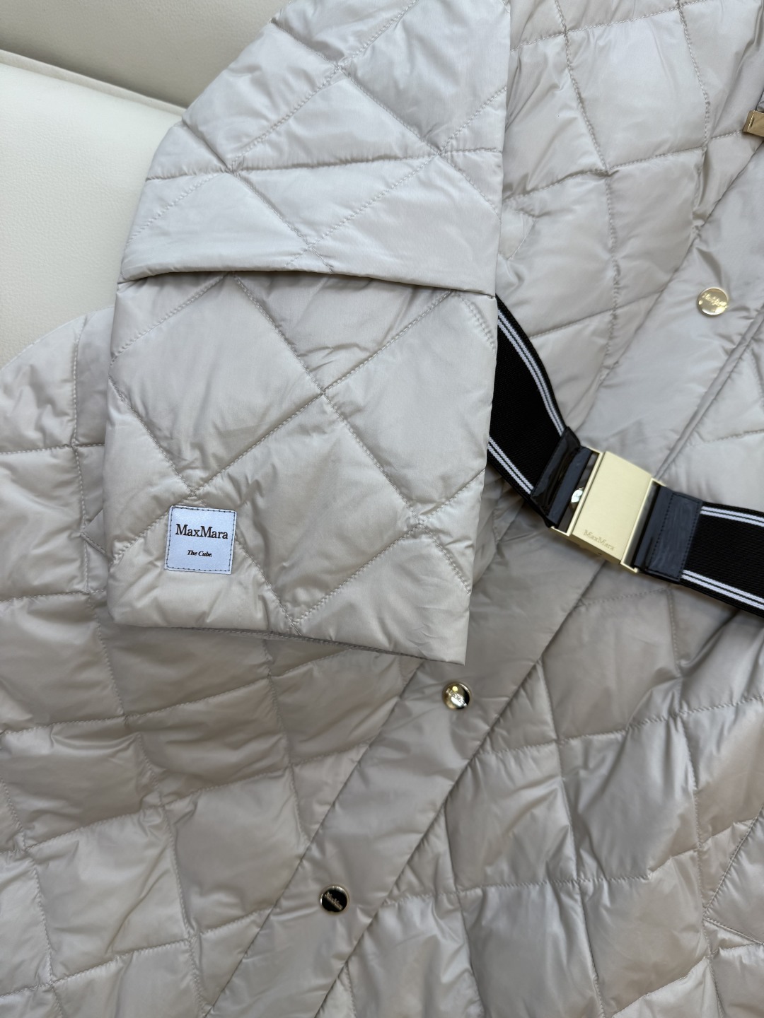 M629#新款羽绒服⚠️2025。
Max 菱形格 90% 白鹅绒 带帽 修身款 定制腰带 长款 羽绒服
