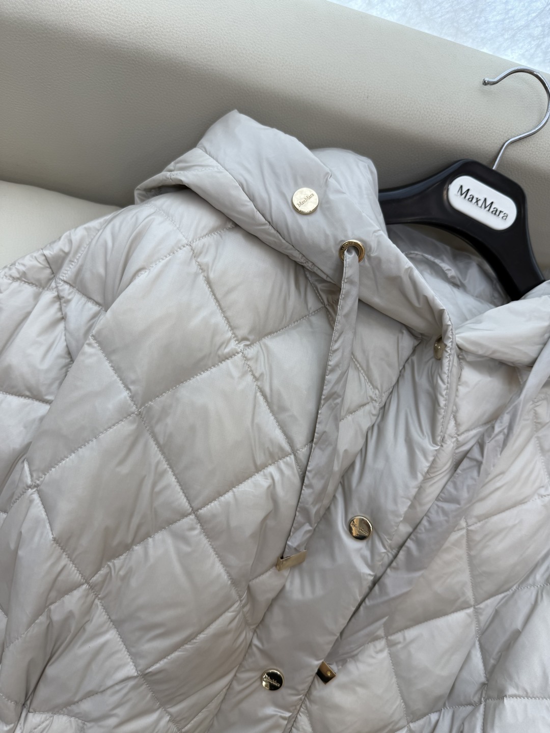 M629#新款羽绒服⚠️2025。
Max 菱形格 90% 白鹅绒 带帽 修身款 定制腰带 长款 羽绒服