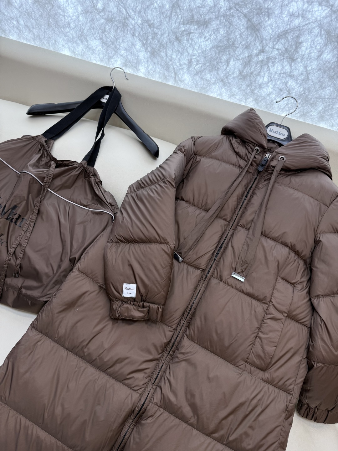M238-L#新款羽绒服⚠️2024。
max mara  配原包装 原标高定版 羽绒长款鹅绒服  90