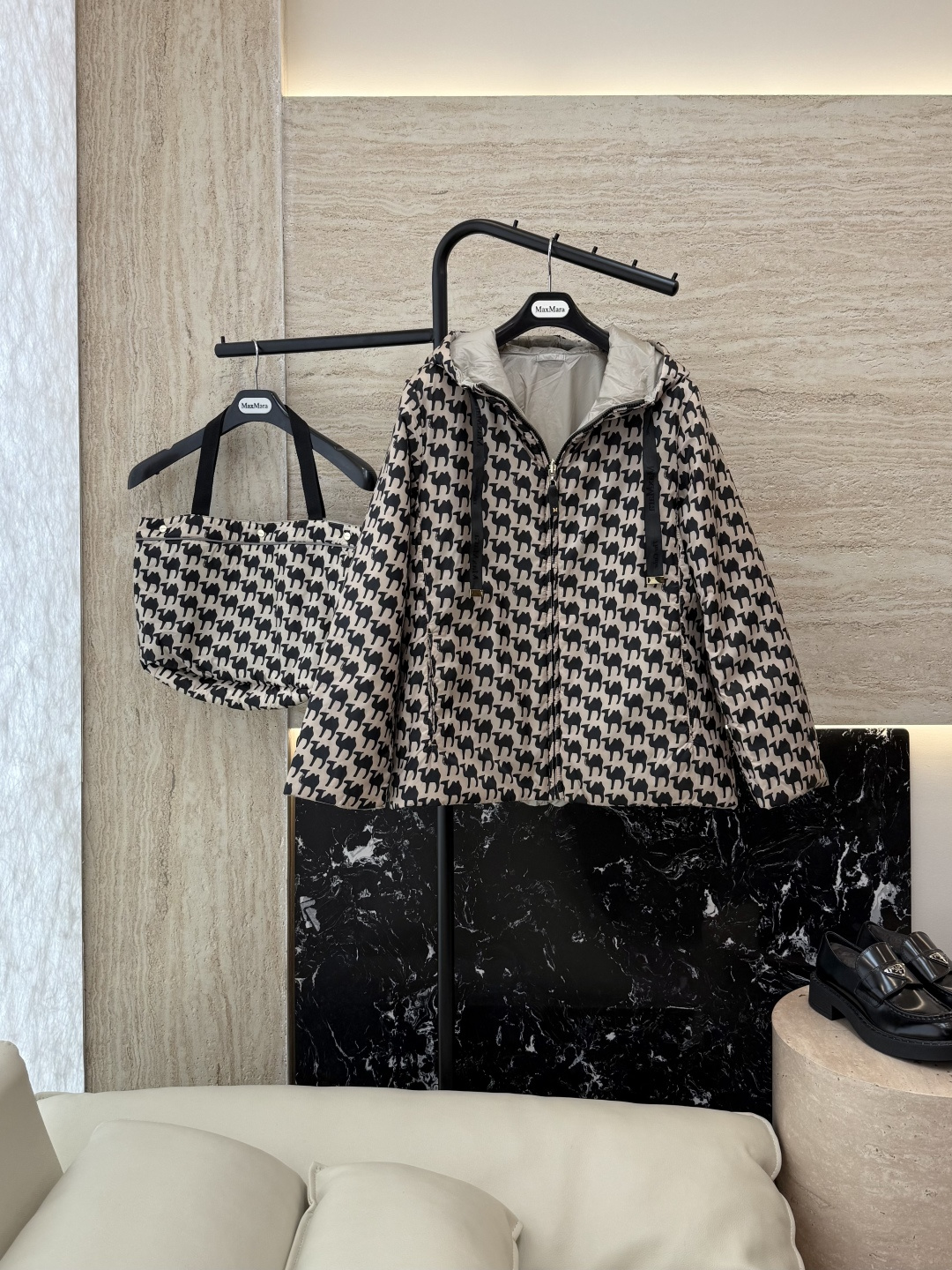 NO:462078,With dust bag MX681# new camel velvet jacket Max zipper style 48 camel velvet 4 mulberry silk Imported fabric camel velvet cotton jacket Two-sided wear 38/40/42 size (PS This price includes primary color high-quality cloth bag storage bag),,alexander wang19860909配防尘袋MX681#新款驼绒服 Max拉链款 48 骆驼绒 4桑蚕丝 进口面料 骆驼绒棉服 两面穿 38/40/42 码（PS此价格含原色高品质布包收纳袋）,,alexander wang,Women's clothing