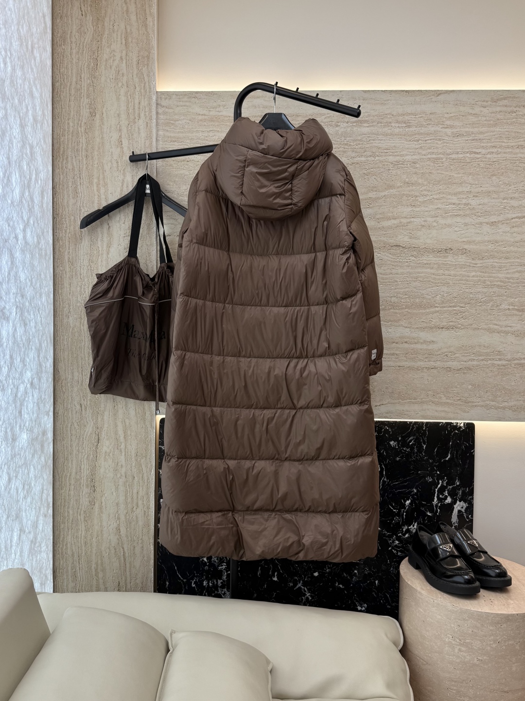 M238-L#新款羽绒服⚠️2024。
max mara  配原包装 原标高定版 羽绒长款鹅绒服  90