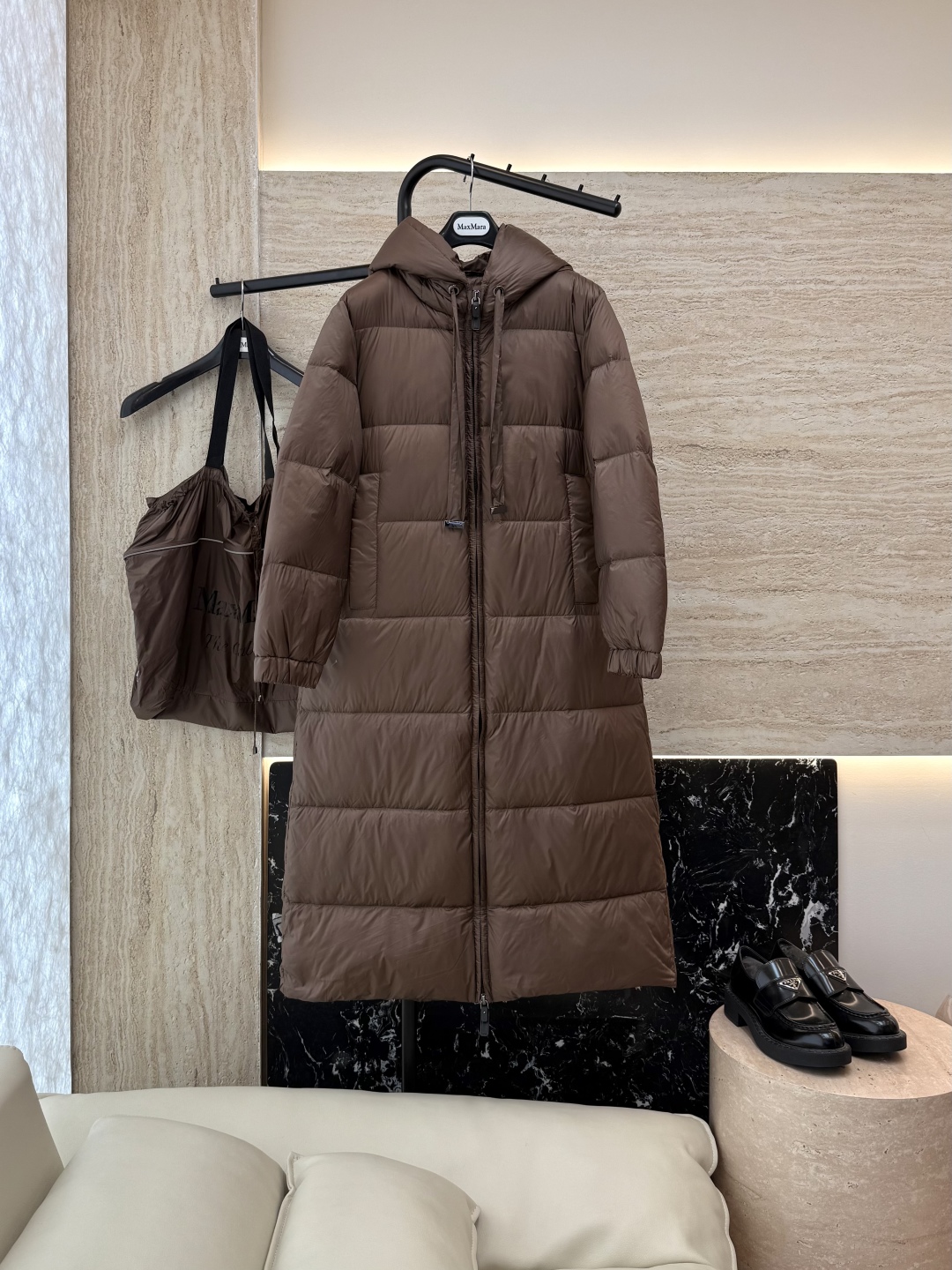 M238-L#新款羽绒服⚠️2024。
max mara  配原包装 原标高定版 羽绒长款鹅绒服  90