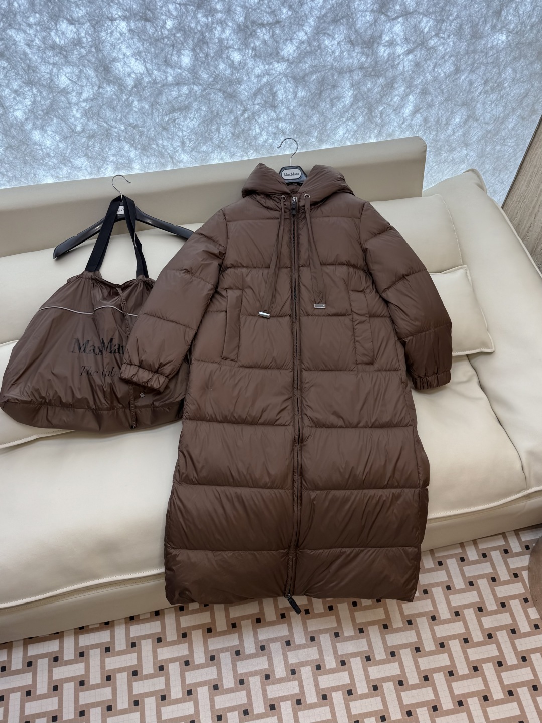 M238-L#新款羽绒服⚠️2024。
max mara  配原包装 原标高定版 羽绒长款鹅绒服  90