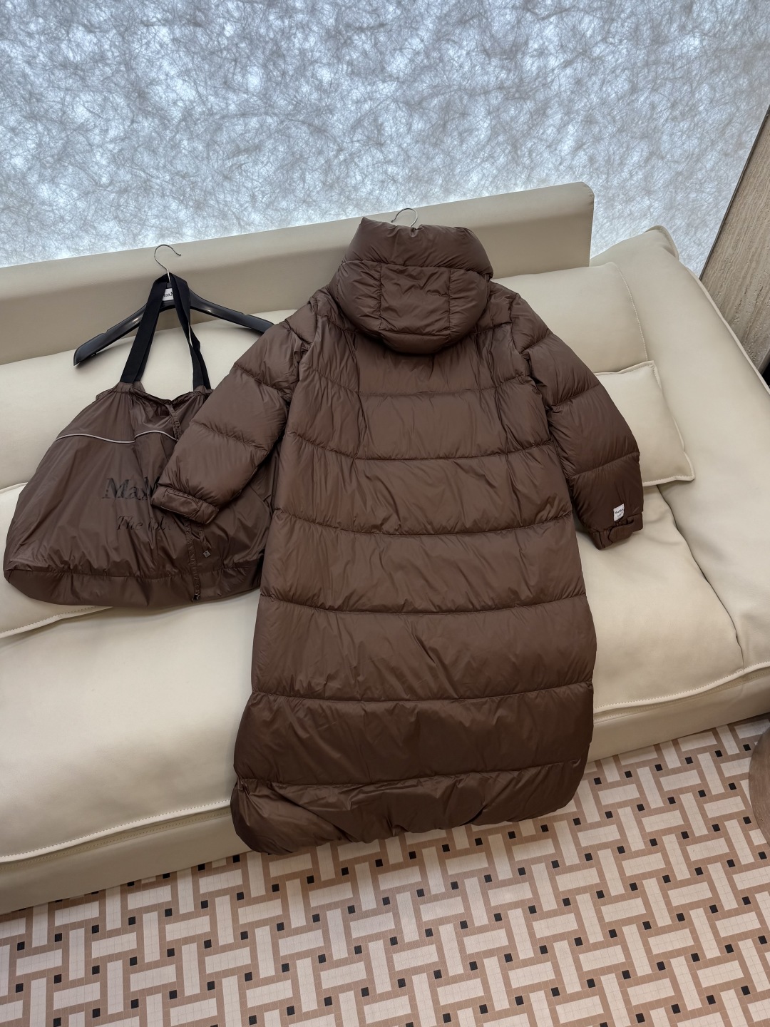 M238-L#新款羽绒服⚠️2024。
max mara  配原包装 原标高定版 羽绒长款鹅绒服  90
