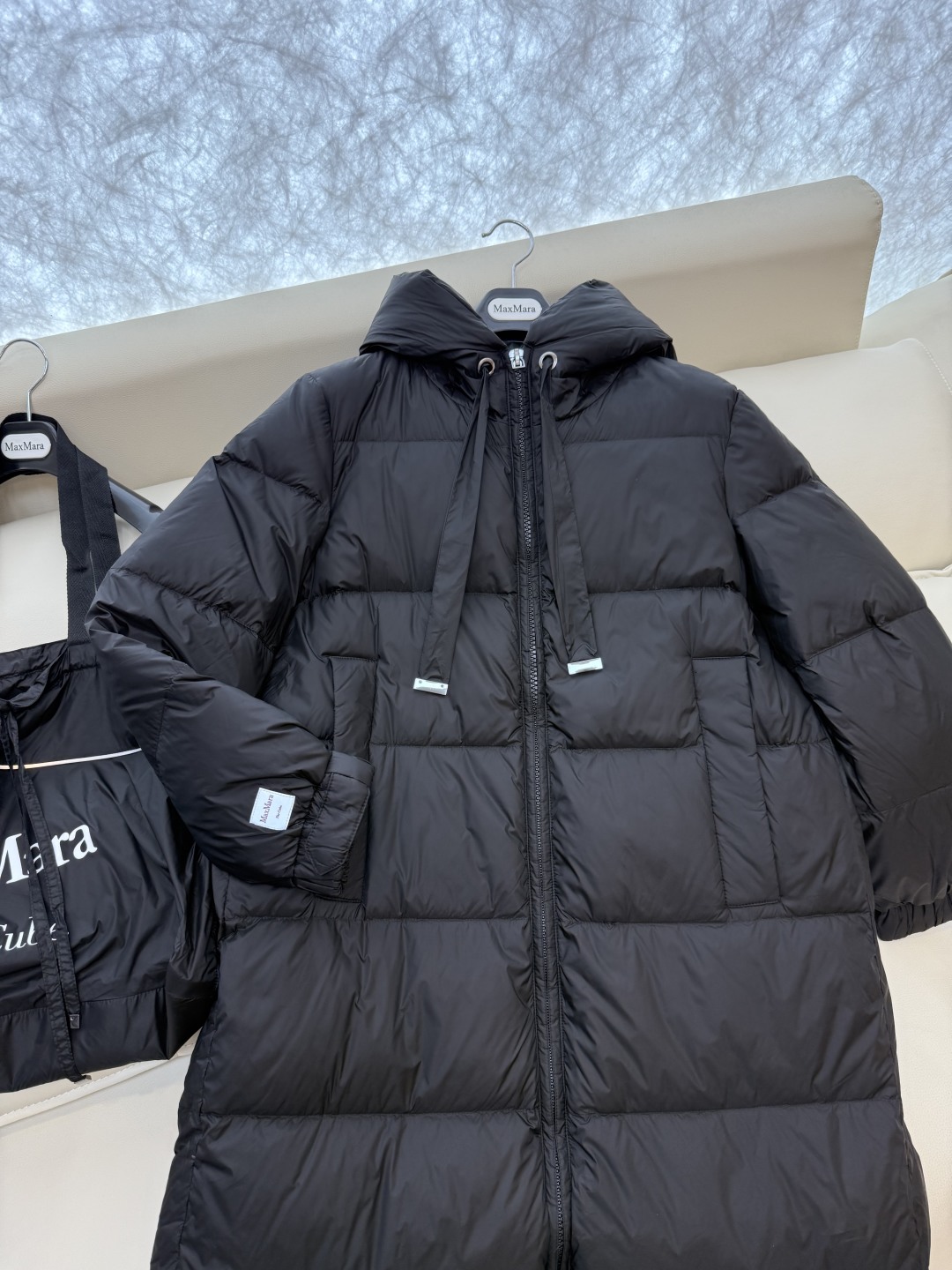M238-L#新款羽绒服⚠️2024。
max mara  配原包装 原标高定版 羽绒长款鹅绒服  90