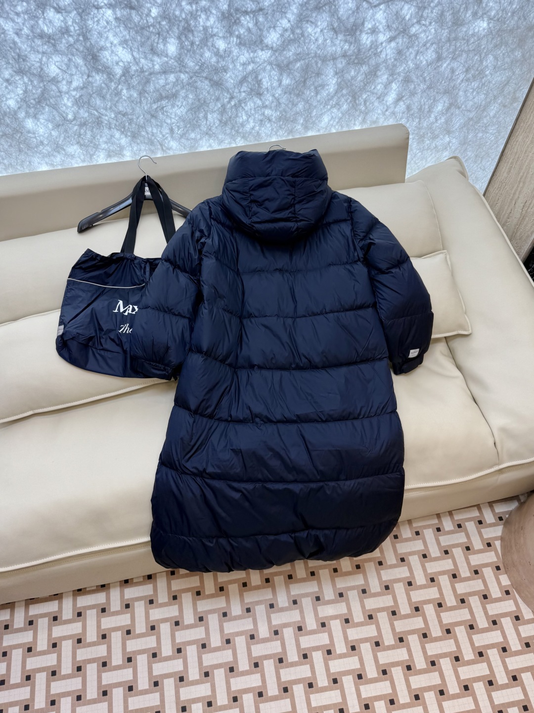 M238-L#新款羽绒服⚠️2024。
max mara  配原包装 原标高定版 羽绒长款鹅绒服  90