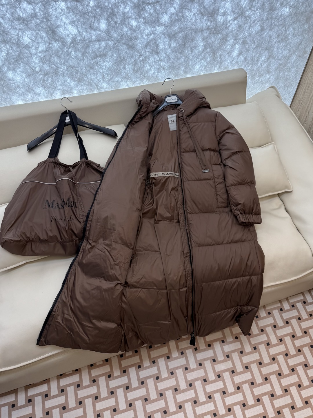 M238-L#新款羽绒服⚠️2024。
max mara  配原包装 原标高定版 羽绒长款鹅绒服  90