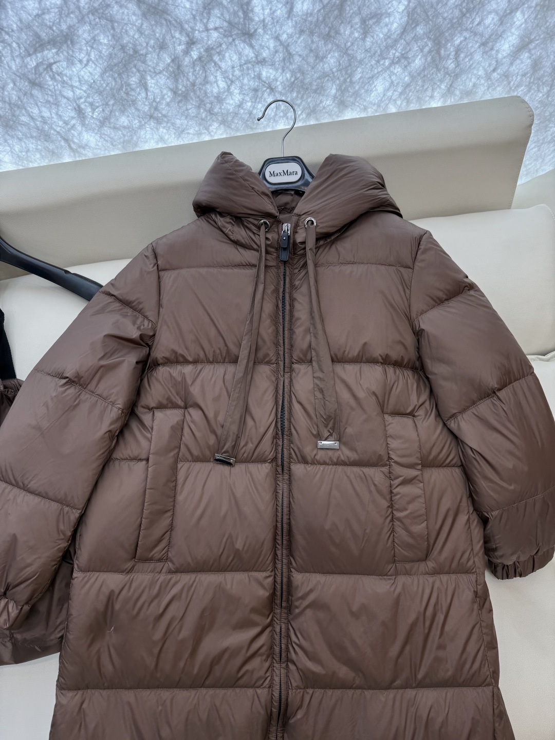 M238-L#新款羽绒服⚠️2024。
max mara  配原包装 原标高定版 羽绒长款鹅绒服  90