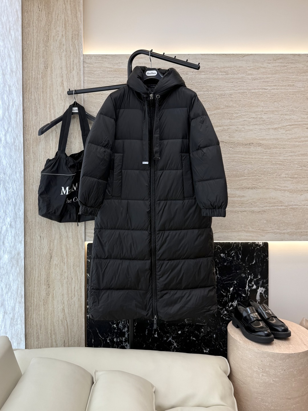 M238-L#新款羽绒服⚠️2024。
max mara  配原包装 原标高定版 羽绒长款鹅绒服  90
