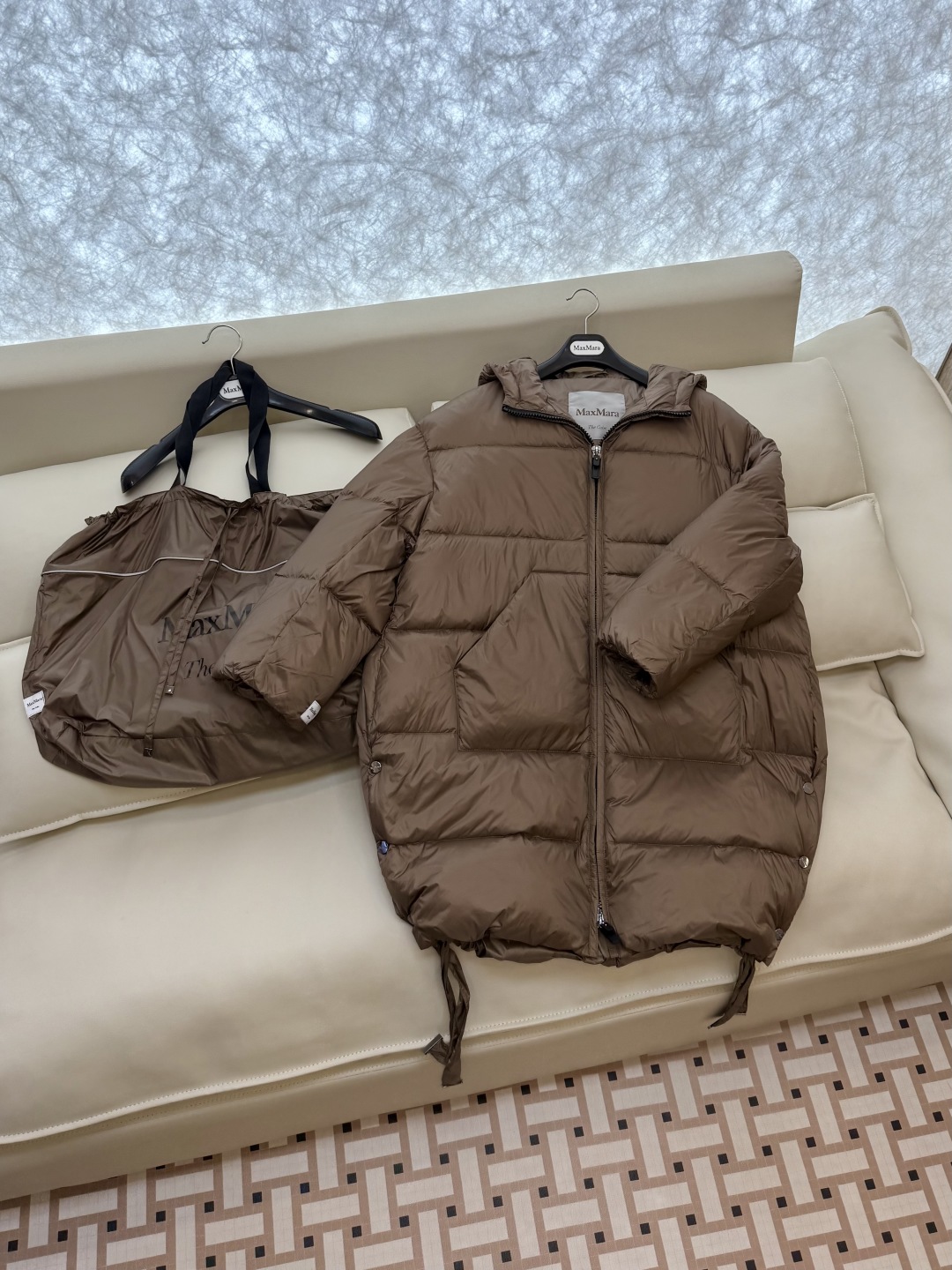 M630#新款羽绒服⚠️2024。
顶级版 Max 大横格 90% 白鹅绒 带帽 H型 拉链款羽绒服 黑