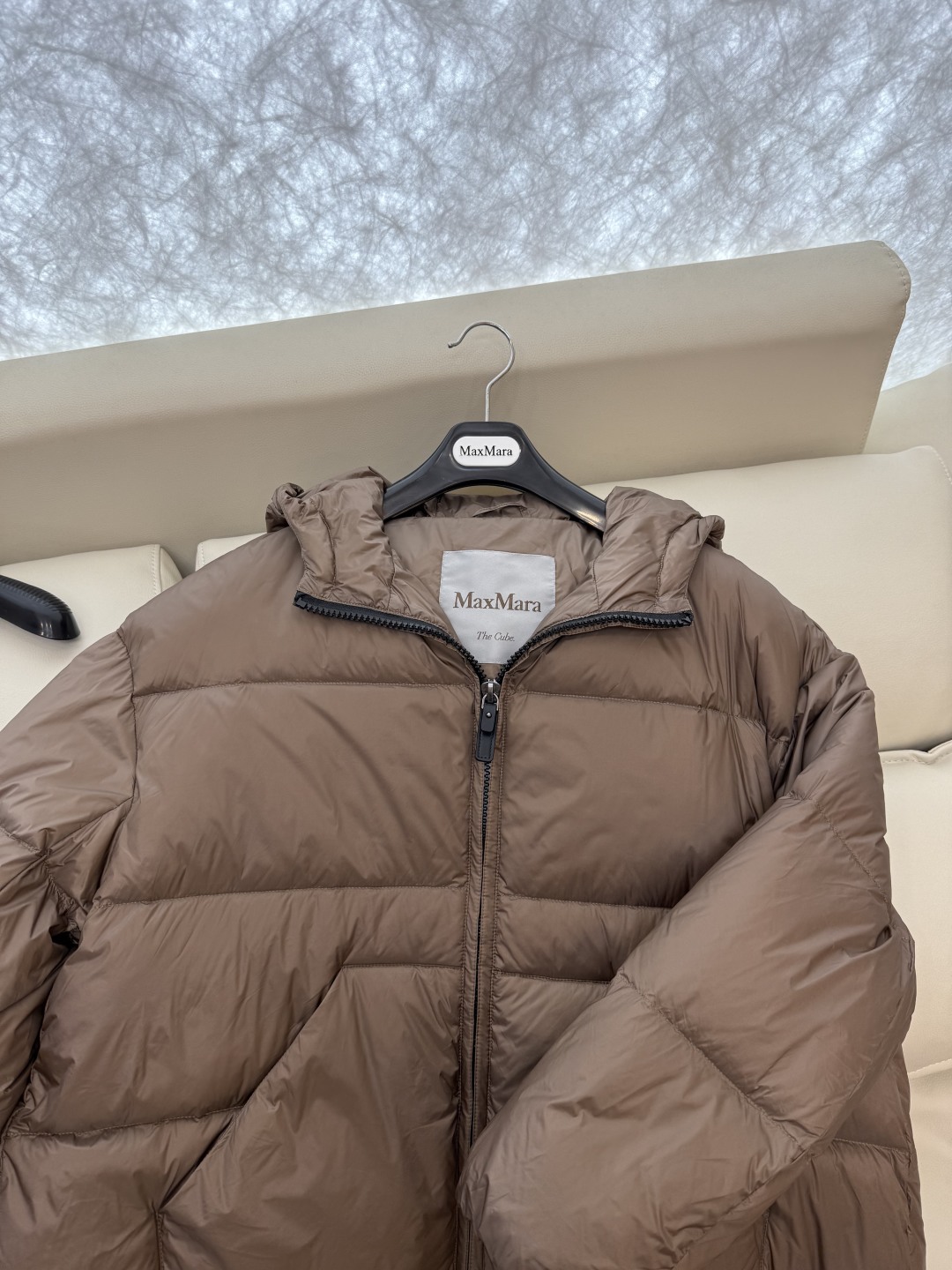 M630#新款羽绒服⚠️2024。
顶级版 Max 大横格 90% 白鹅绒 带帽 H型 拉链款羽绒服 黑