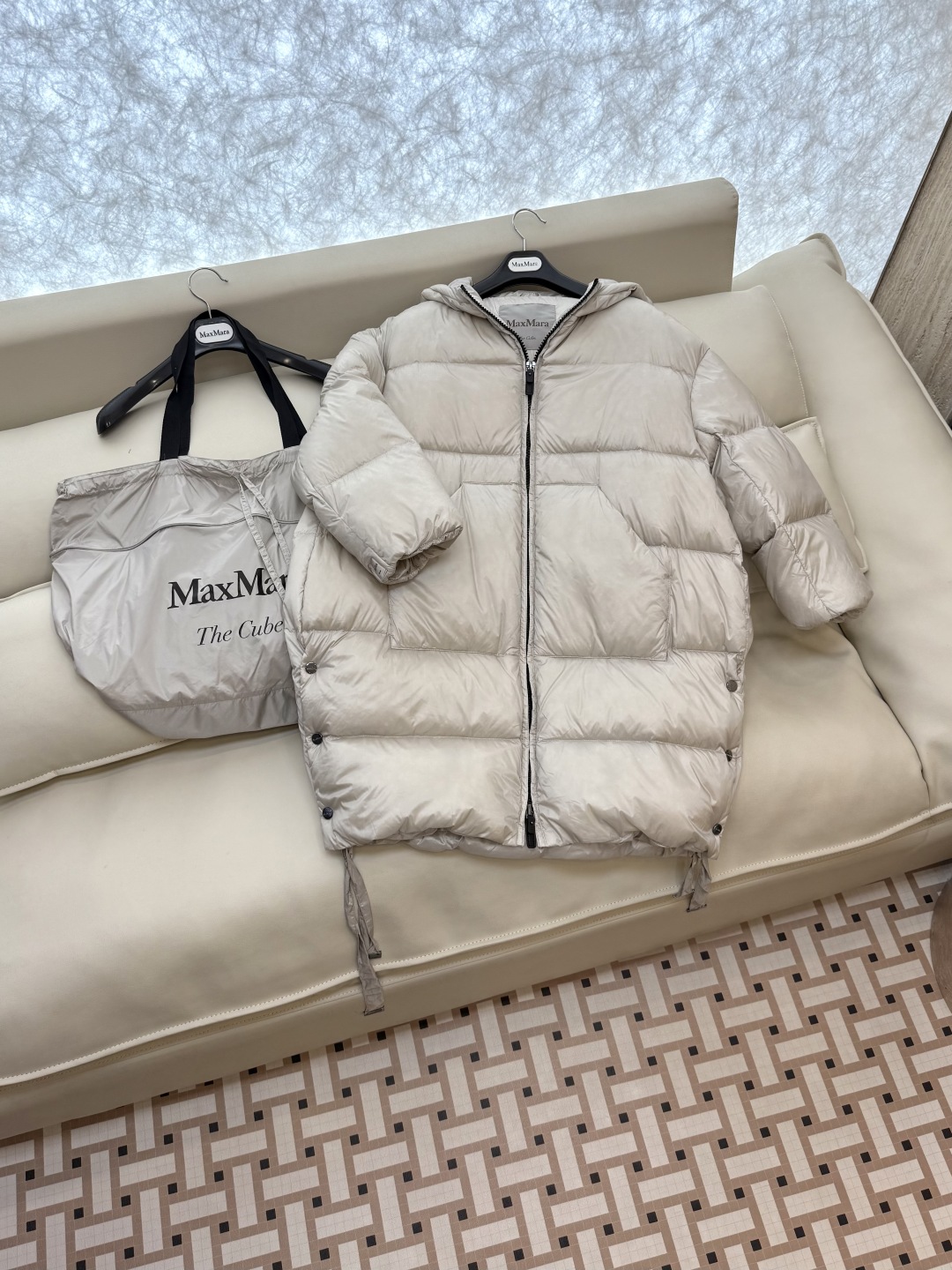 M630#新款羽绒服⚠️2024。
顶级版 Max 大横格 90% 白鹅绒 带帽 H型 拉链款羽绒服 黑