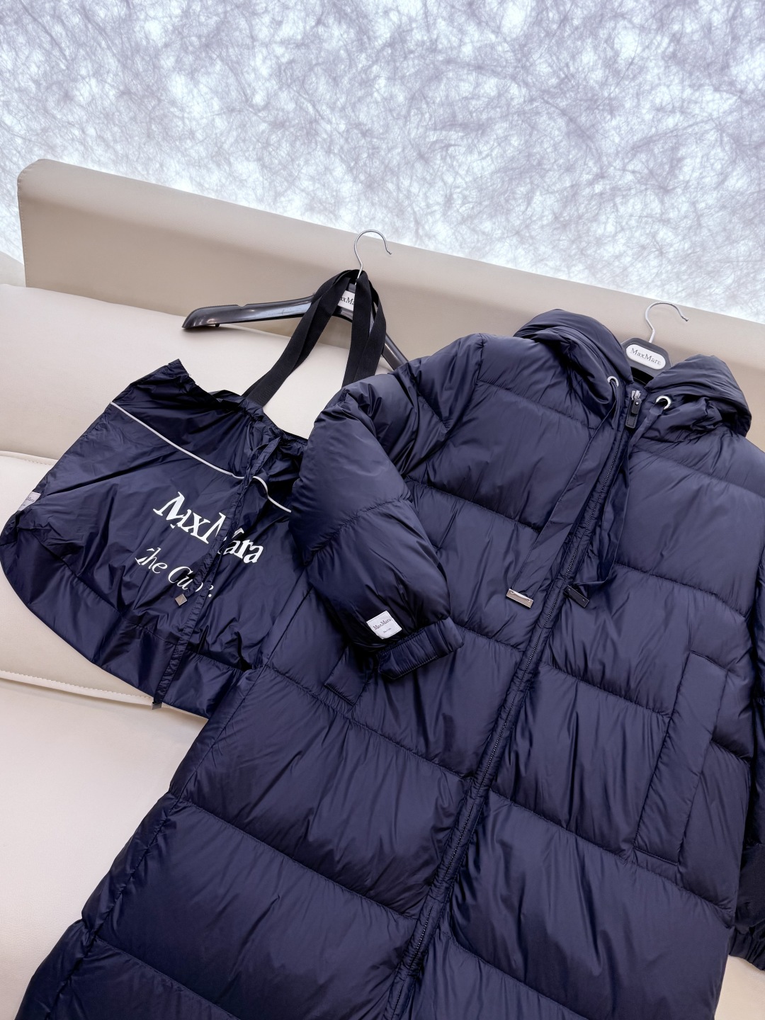 M238-L#新款羽绒服⚠️2024。
max mara  配原包装 原标高定版 羽绒长款鹅绒服  90