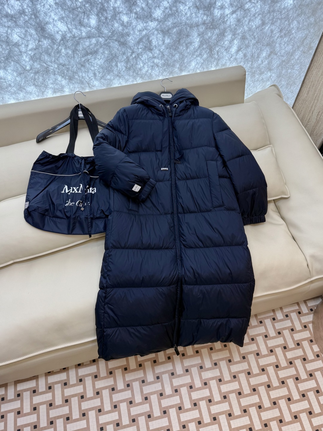 M238-L#新款羽绒服⚠️2024。
max mara  配原包装 原标高定版 羽绒长款鹅绒服  90
