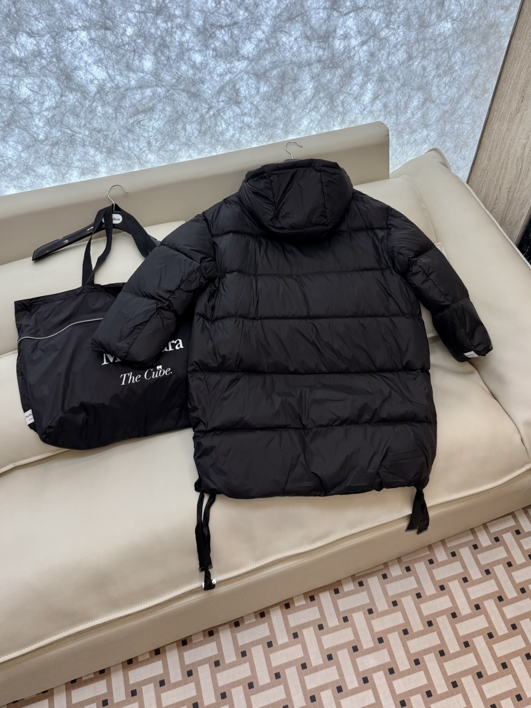 M630#新款羽绒服⚠️2024。
顶级版 Max 大横格 90% 白鹅绒 带帽 H型 拉链款羽绒服 黑