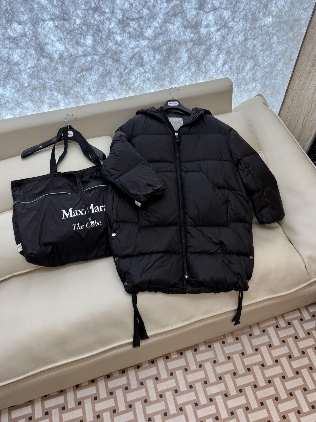 M630#新款羽绒服⚠️2024。
顶级版 Max 大横格 90% 白鹅绒 带帽 H型 拉链款羽绒服 黑