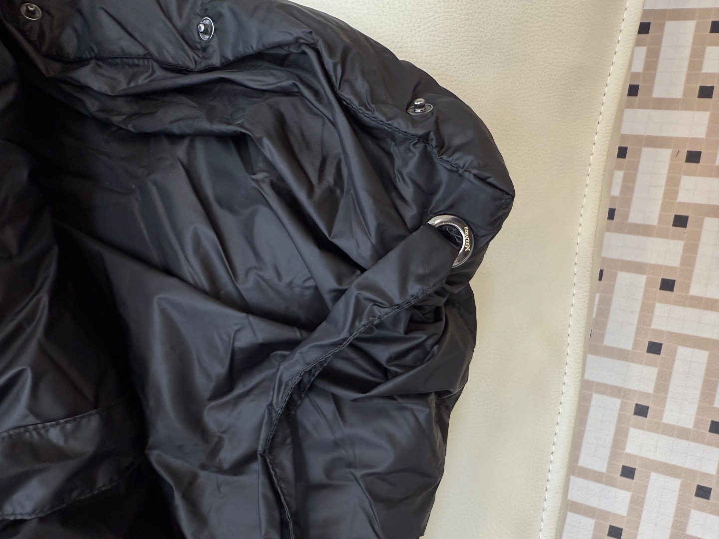 M630#新款羽绒服⚠️2024。
顶级版 Max 大横格 90% 白鹅绒 带帽 H型 拉链款羽绒服 黑