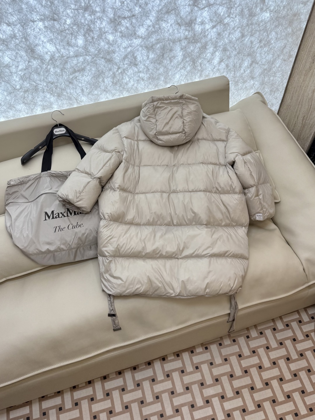 M630#新款羽绒服⚠️2024。
顶级版 Max 大横格 90% 白鹅绒 带帽 H型 拉链款羽绒服 黑