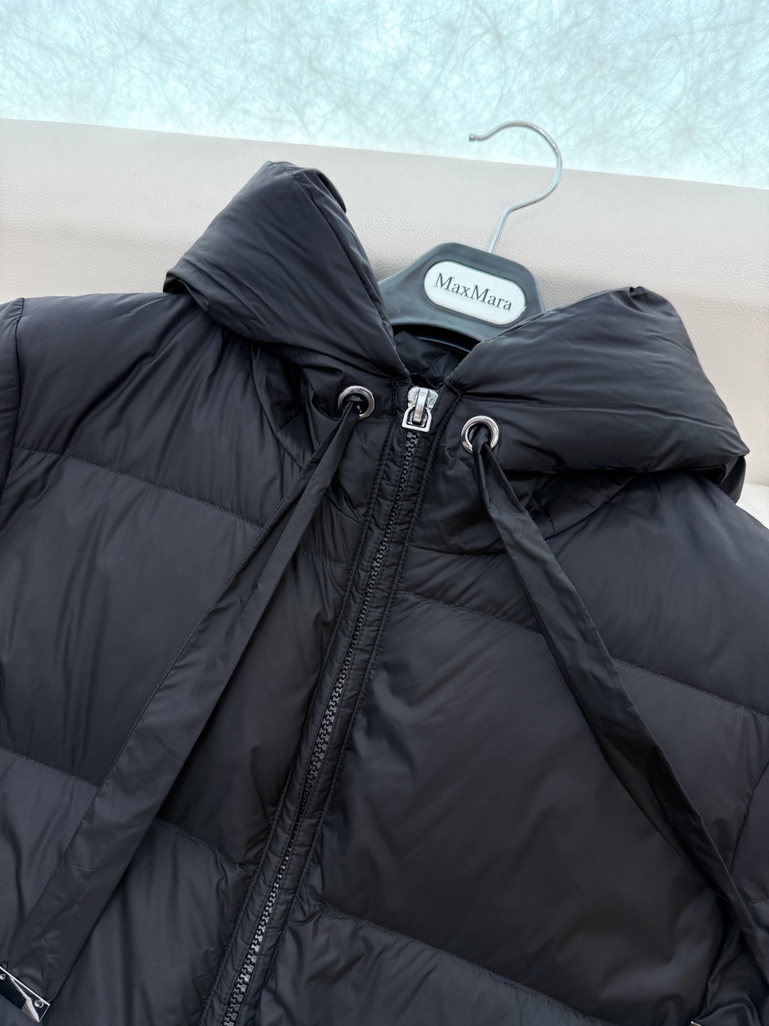 M238-L#新款羽绒服⚠️2024。
max mara  配原包装 原标高定版 羽绒长款鹅绒服  90