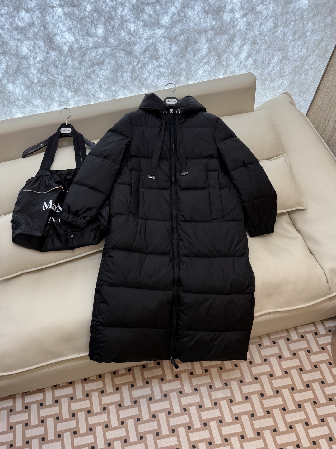 M238-L#新款羽绒服⚠️2024。
max mara  配原包装 原标高定版 羽绒长款鹅绒服  90