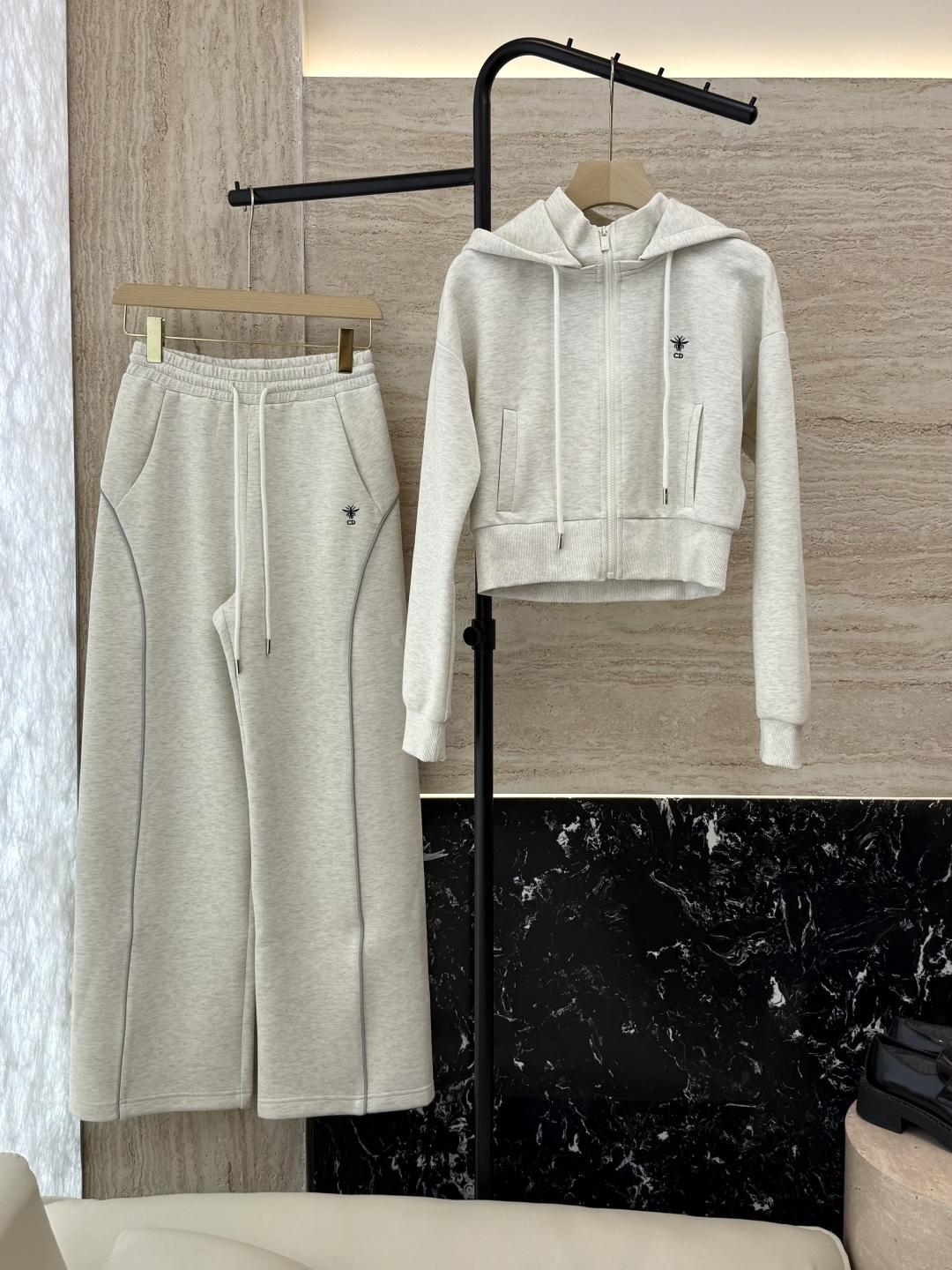 NO:466138,CX0136# new suit Dior embroidered bee hooded sweatshirt trousers suit light gray black SML,,dior,hoodie,sweatshirts,hats,alexander wang19860909CX0136#新款套装 Dior 刺绣小蜜蜂带帽卫衣长裤 套装 浅灰色 黑色 SML,,dior,hoodie,sweatshirts,hats,alexander wang,Women's clothing