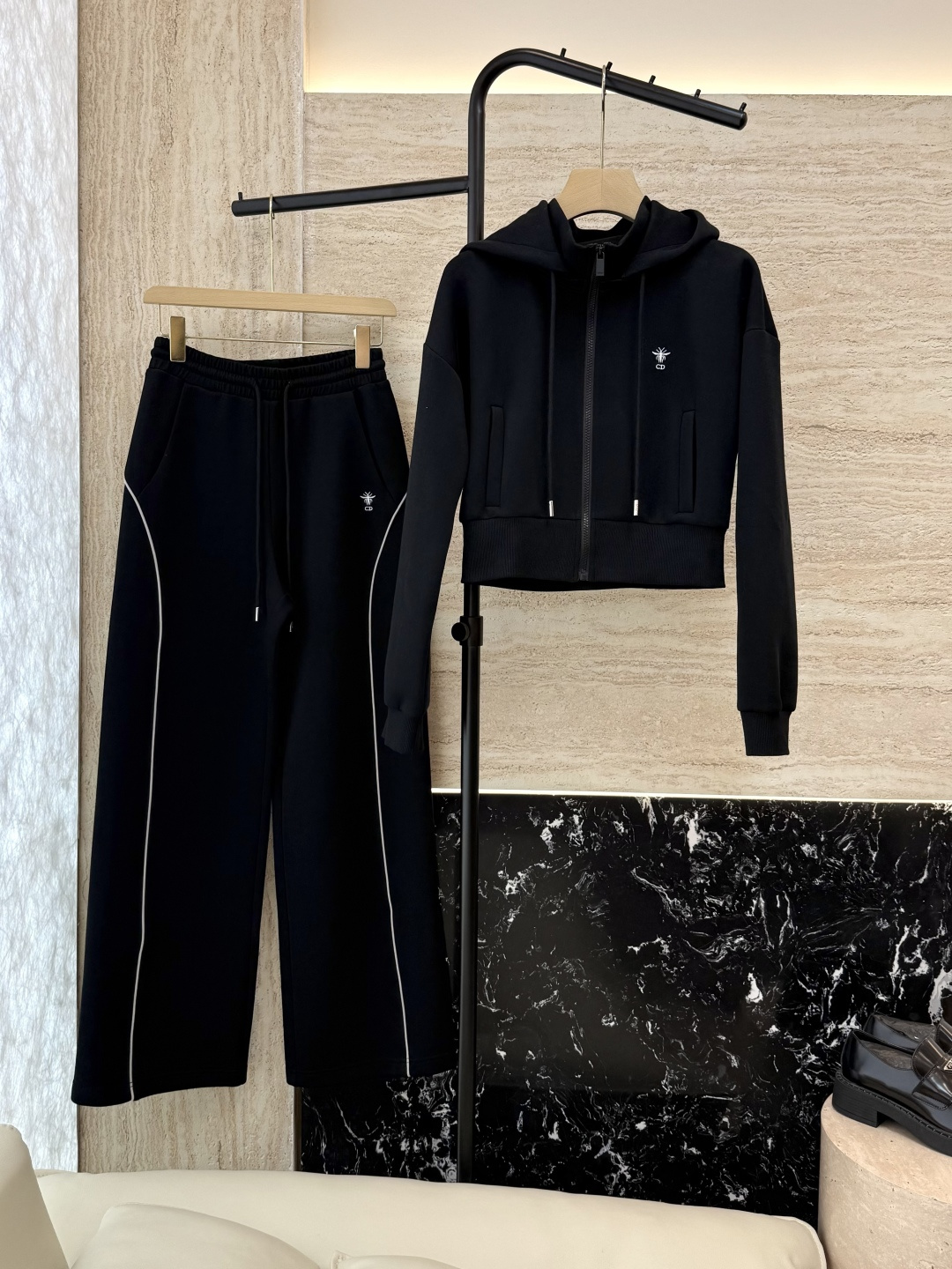 NO:466131,CX0136# new suit P Dior embroidered bee hat sweatshirt trousers suit light gray black SML,,dior,hoodie,sweatshirts,hats,alexander wang19860909CX0136#新款套装P Dior 刺绣小蜜蜂带帽卫衣长裤 套装 浅灰色 黑色 SML,,dior,hoodie,sweatshirts,hats,alexander wang,Women's clothing