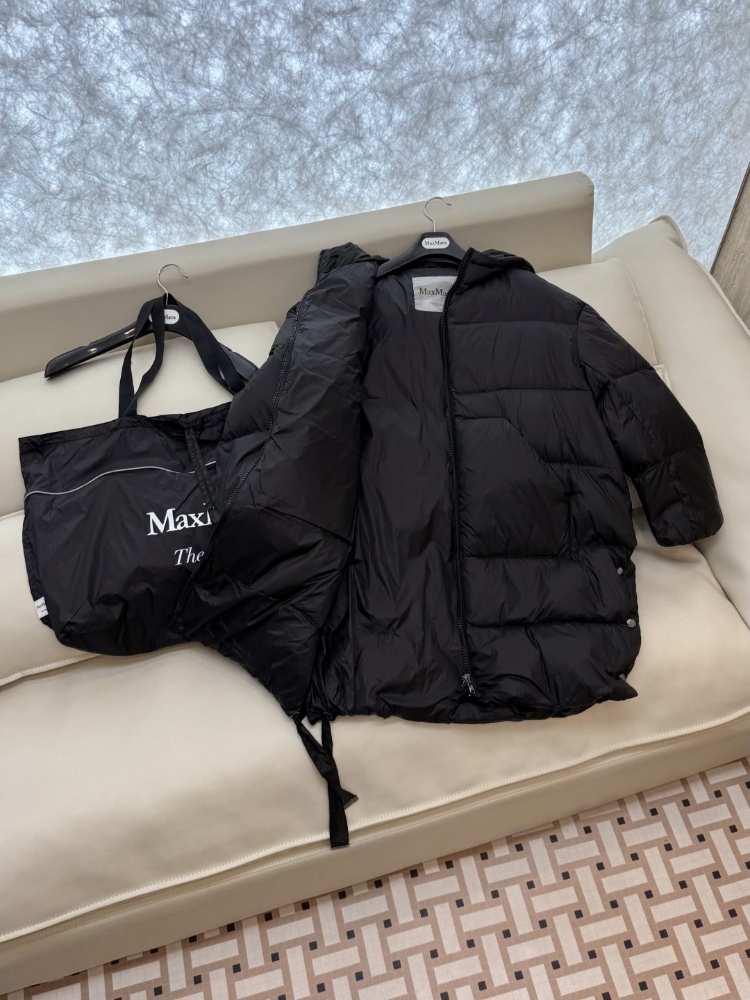 M630#新款羽绒服⚠️2024。
顶级版 Max 大横格 90% 白鹅绒 带帽 H型 拉链款羽绒服 黑