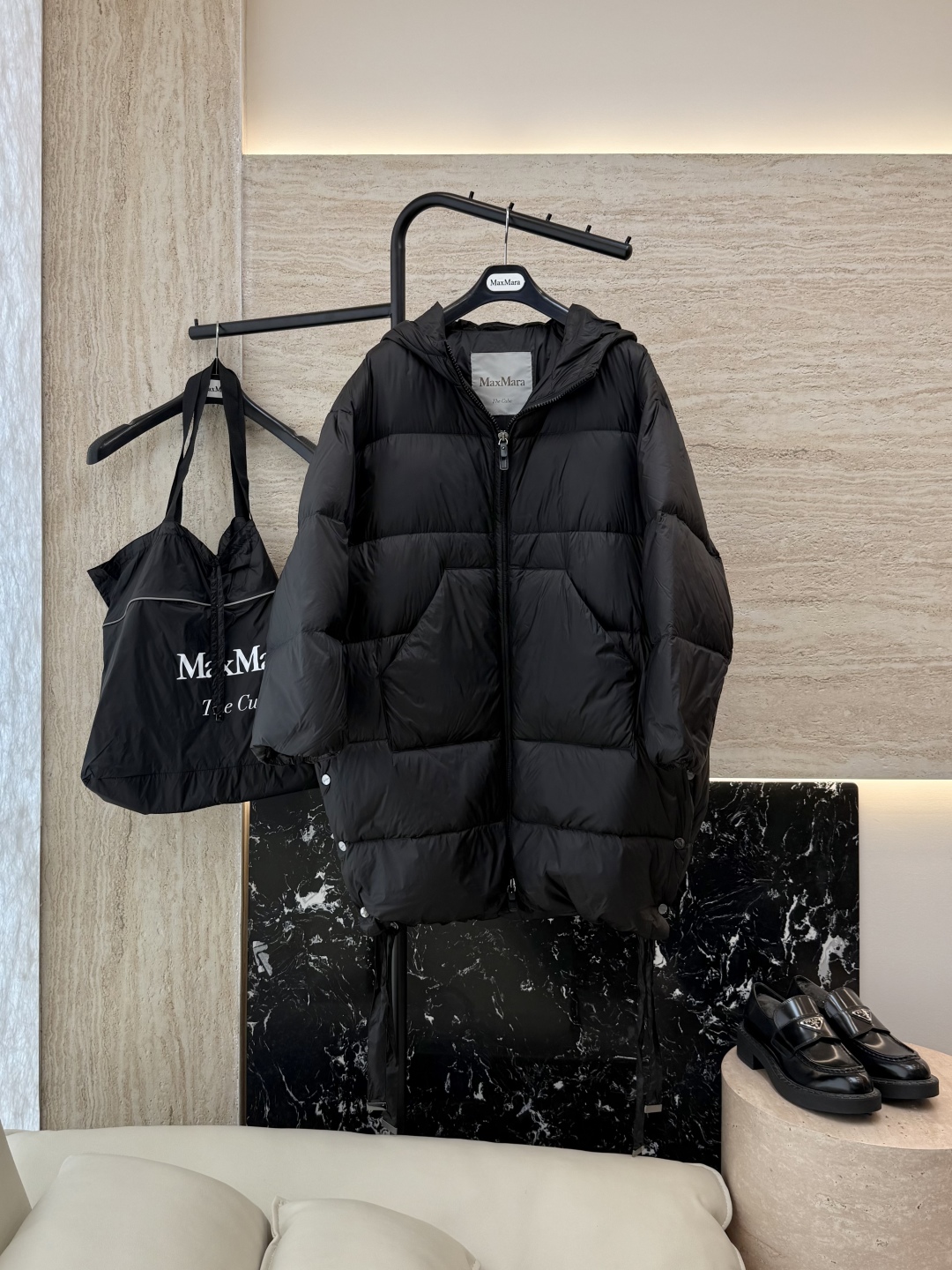 M630#新款羽绒服⚠️2024。
顶级版 Max 大横格 90% 白鹅绒 带帽 H型 拉链款羽绒服 黑