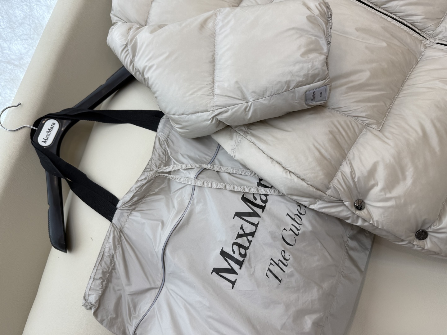 M630#新款羽绒服⚠️2024。
顶级版 Max 大横格 90% 白鹅绒 带帽 H型 拉链款羽绒服 黑