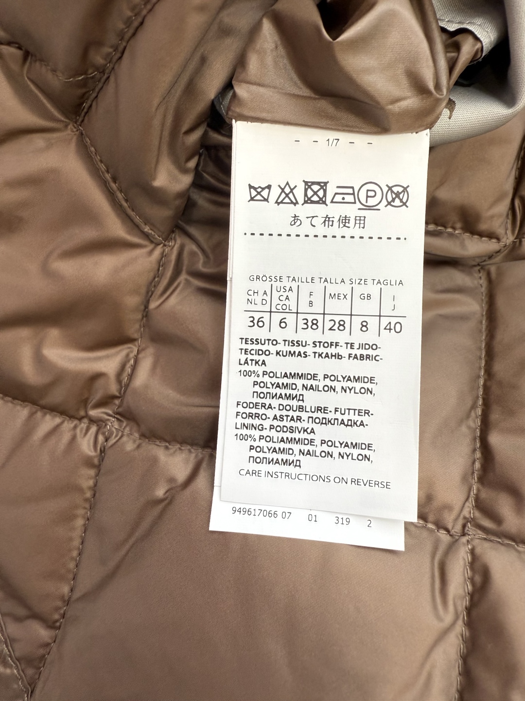 M676#新款羽绒服⚠️2024。
Max 菱形格 90% 白鹅绒 短款立领织带款 拉链羽绒服 香槟色 