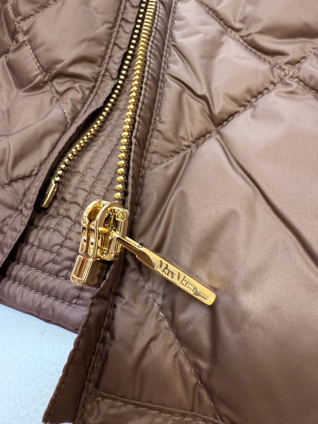M676#新款羽绒服⚠️2024。
Max 菱形格 90% 白鹅绒 短款立领织带款 拉链羽绒服 香槟色 