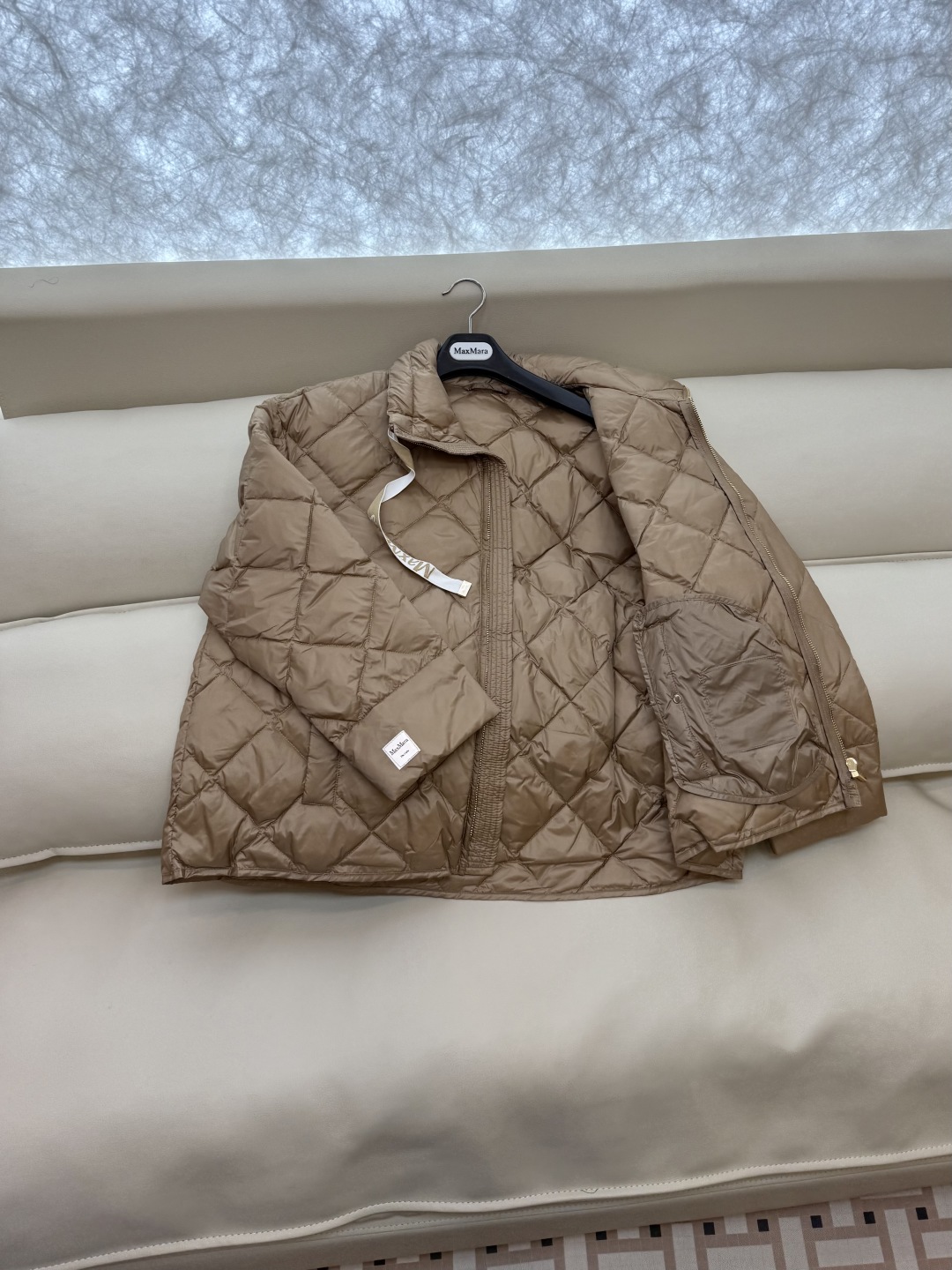 M676#新款羽绒服⚠️2024。
Max 菱形格 90% 白鹅绒 短款立领织带款 拉链羽绒服 香槟色 