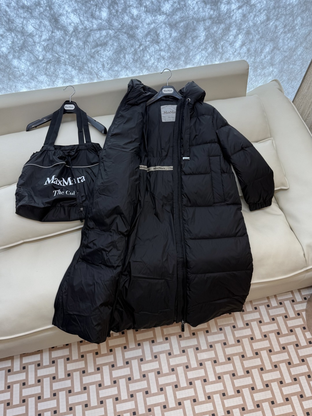 M238-L#新款羽绒服⚠️2024。
max mara  配原包装 原标高定版 羽绒长款鹅绒服  90