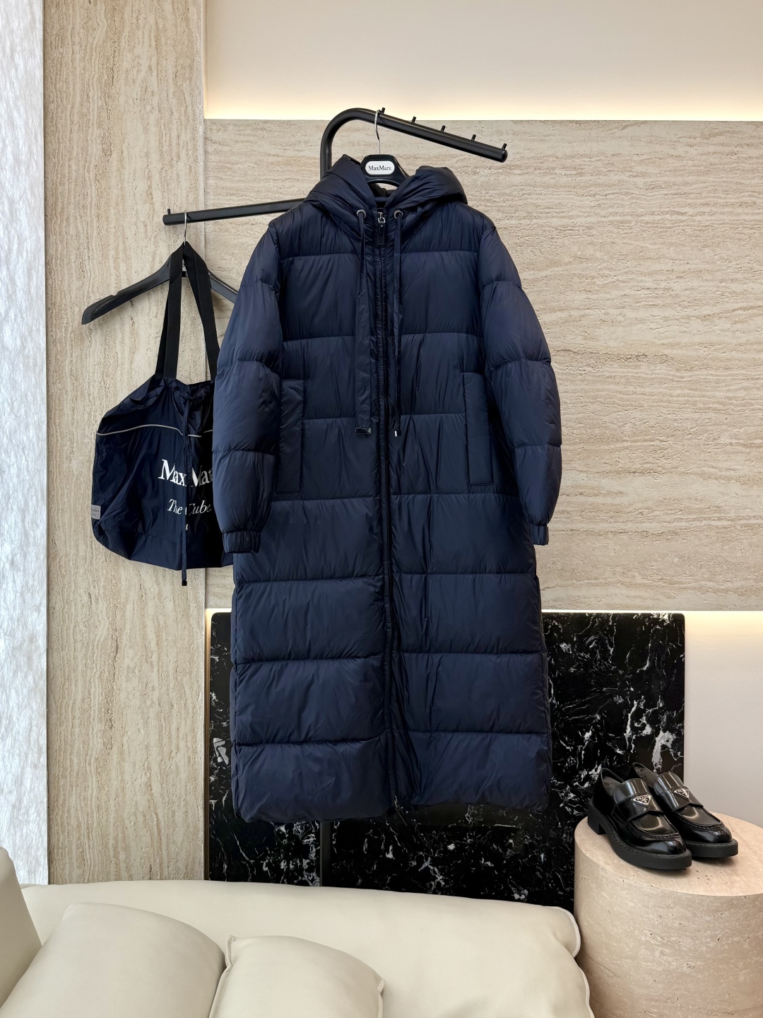 M238-L#新款羽绒服⚠️2024。
max mara  配原包装 原标高定版 羽绒长款鹅绒服  90