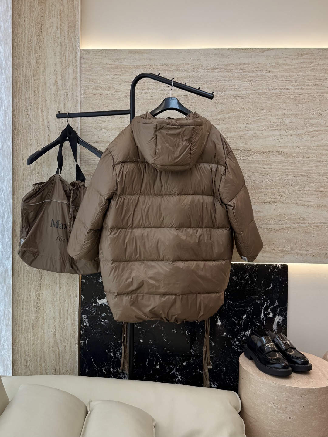 M630#新款羽绒服⚠️2024。
顶级版 Max 大横格 90% 白鹅绒 带帽 H型 拉链款羽绒服 黑