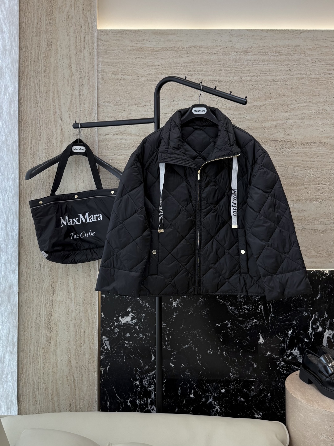 M676#新款羽绒服⚠️2024。
Max 菱形格 90% 白鹅绒 短款立领织带款 拉链羽绒服 香槟色 