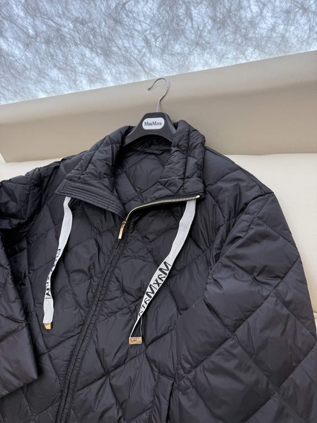 M676#新款羽绒服⚠️2024。
Max 菱形格 90% 白鹅绒 短款立领织带款 拉链羽绒服 香槟色 