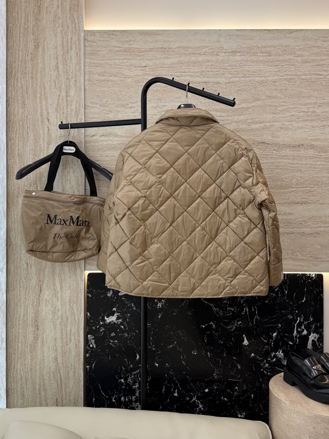M676#新款羽绒服⚠️2024。
Max 菱形格 90% 白鹅绒 短款立领织带款 拉链羽绒服 香槟色 