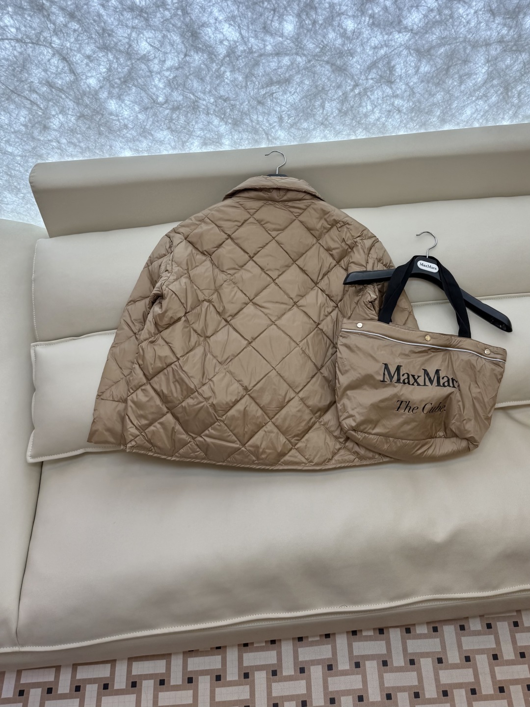 M676#新款羽绒服⚠️2024。
Max 菱形格 90% 白鹅绒 短款立领织带款 拉链羽绒服 香槟色 