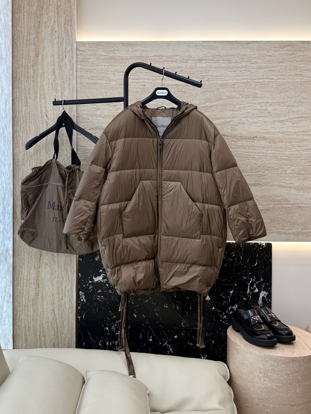 M630#新款羽绒服⚠️2024。
顶级版 Max 大横格 90% 白鹅绒 带帽 H型 拉链款羽绒服 黑