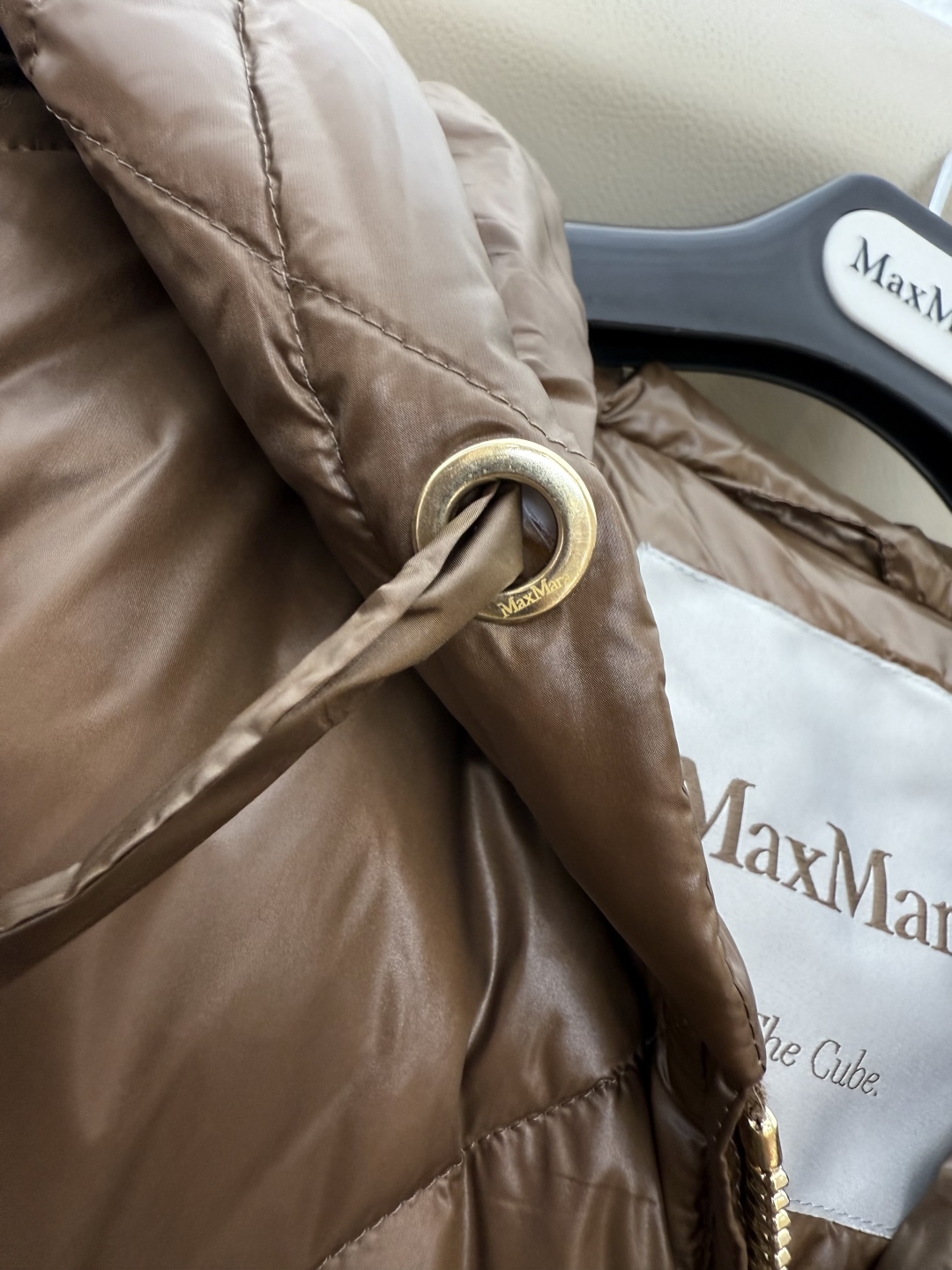 M661#新款羽绒服⚠️2024。
Max 菱形格 90% 白鹅绒 短款带帽拉链羽绒服 
米白色 黑色 