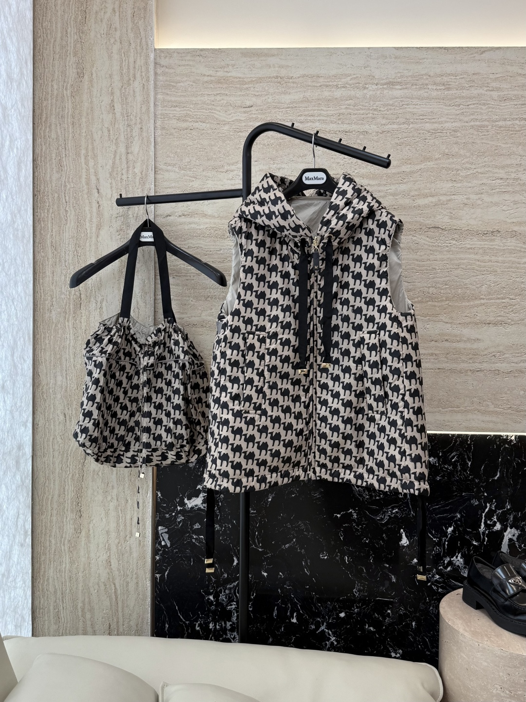 M309-YH#新款驼绒服⚠️🌾 Max拉链款 48% 骆驼绒 4%桑蚕丝 进口面料 骆驼绒棉服 两面穿 驼色 黑色 M309-YH#新款驼绒服⚠️🌾 Max拉链款 48% 骆驼绒 4%桑蚕丝 进口面料 骆驼绒棉服 两面穿 驼色 黑色