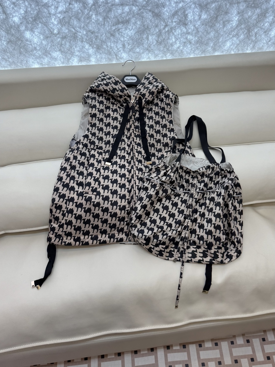 M309-YH#新款驼绒服⚠️🌾 Max拉链款 48% 骆驼绒 4%桑蚕丝 进口面料 骆驼绒棉服 两面穿 驼色 黑色 M309-YH#新款驼绒服⚠️🌾 Max拉链款 48% 骆驼绒 4%桑蚕丝 进口面料 骆驼绒棉服 两面穿 驼色 黑色