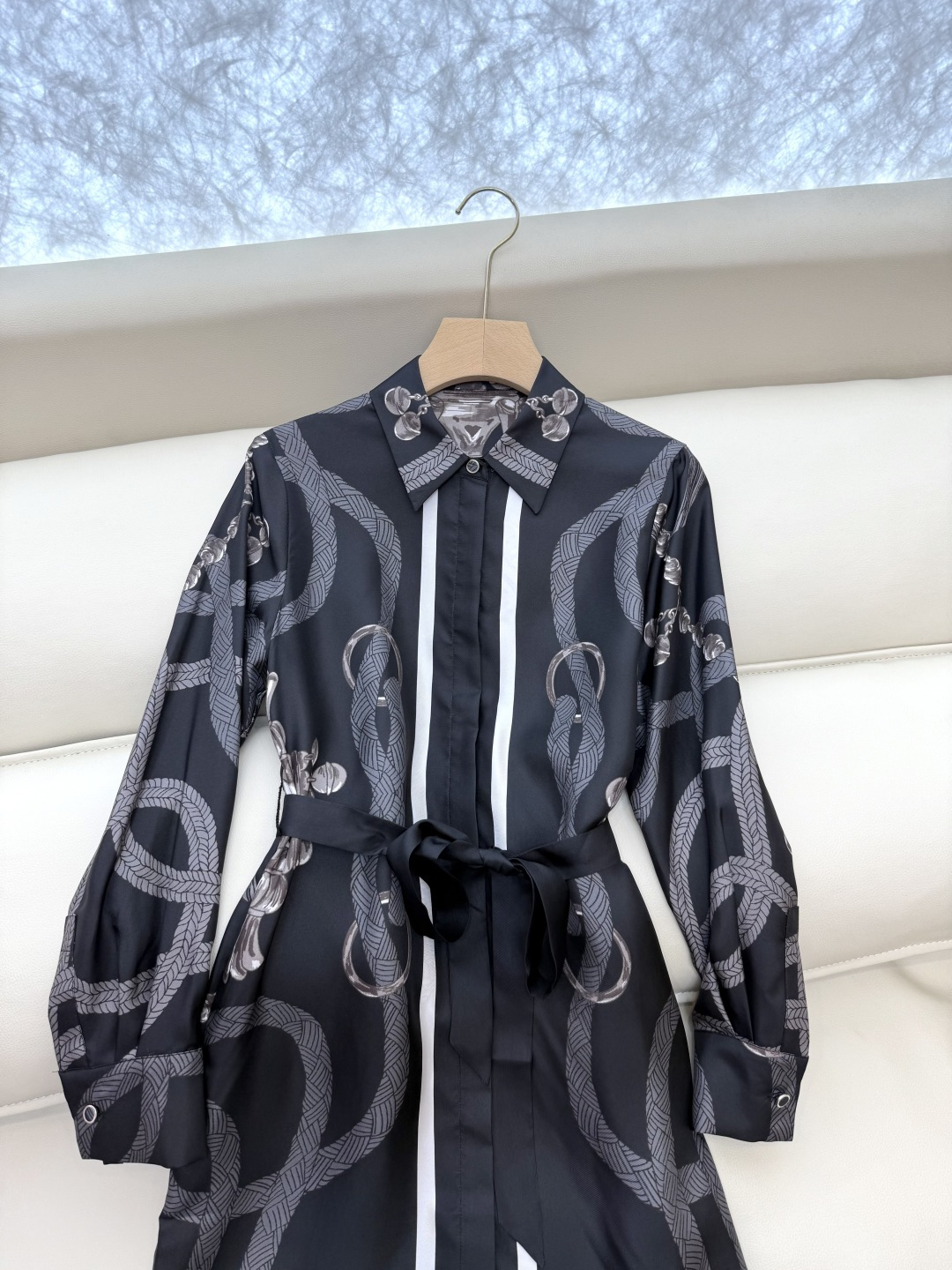 BS993#新款连衣裙💕H家 爱马仕 定位印花 斜纹真丝印花 长袖衬衫款连衣裙 杏色 黑色 36/38/