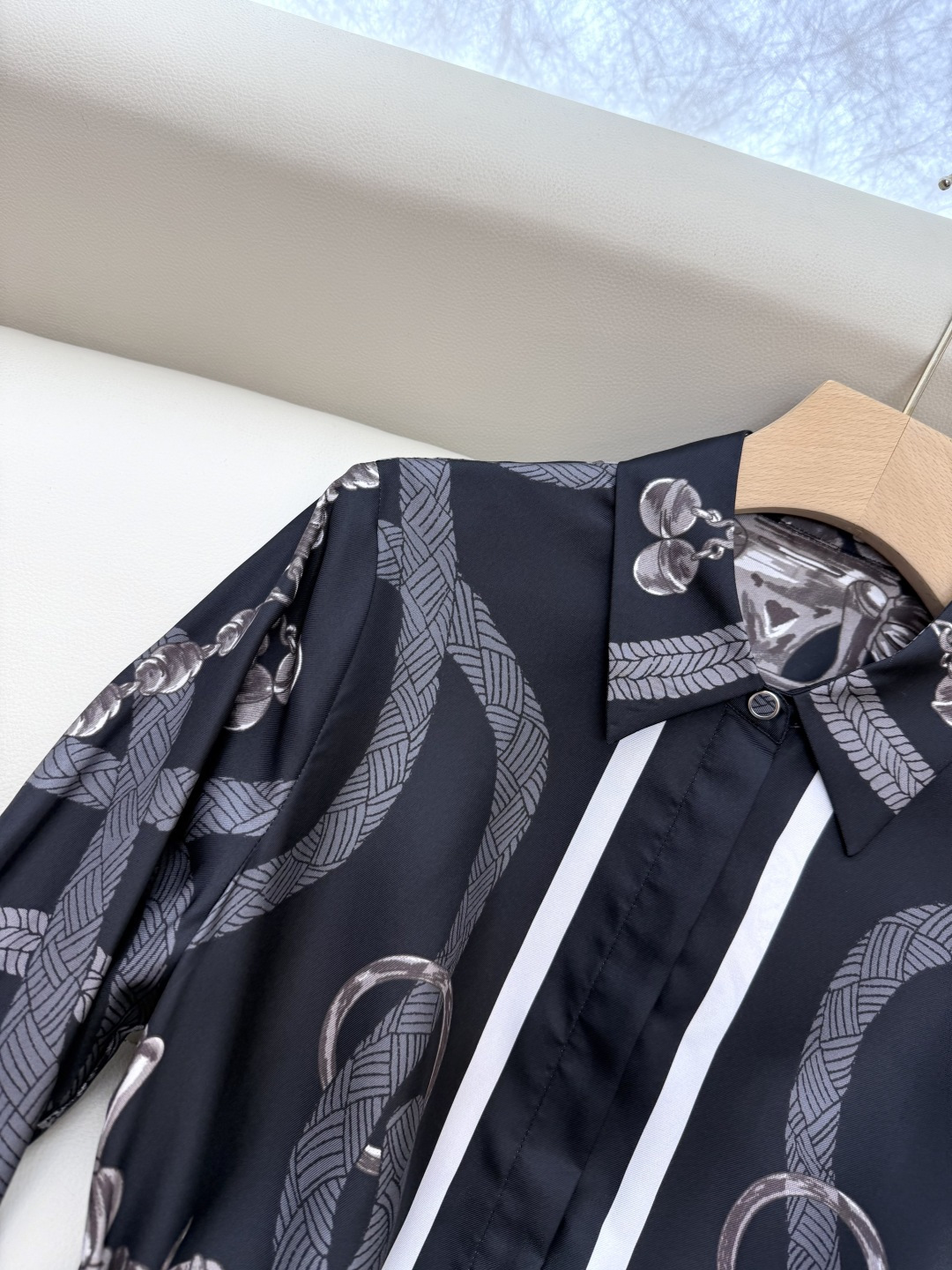 BS993#新款连衣裙💕H家 爱马仕 定位印花 斜纹真丝印花 长袖衬衫款连衣裙 杏色 黑色 36/38/