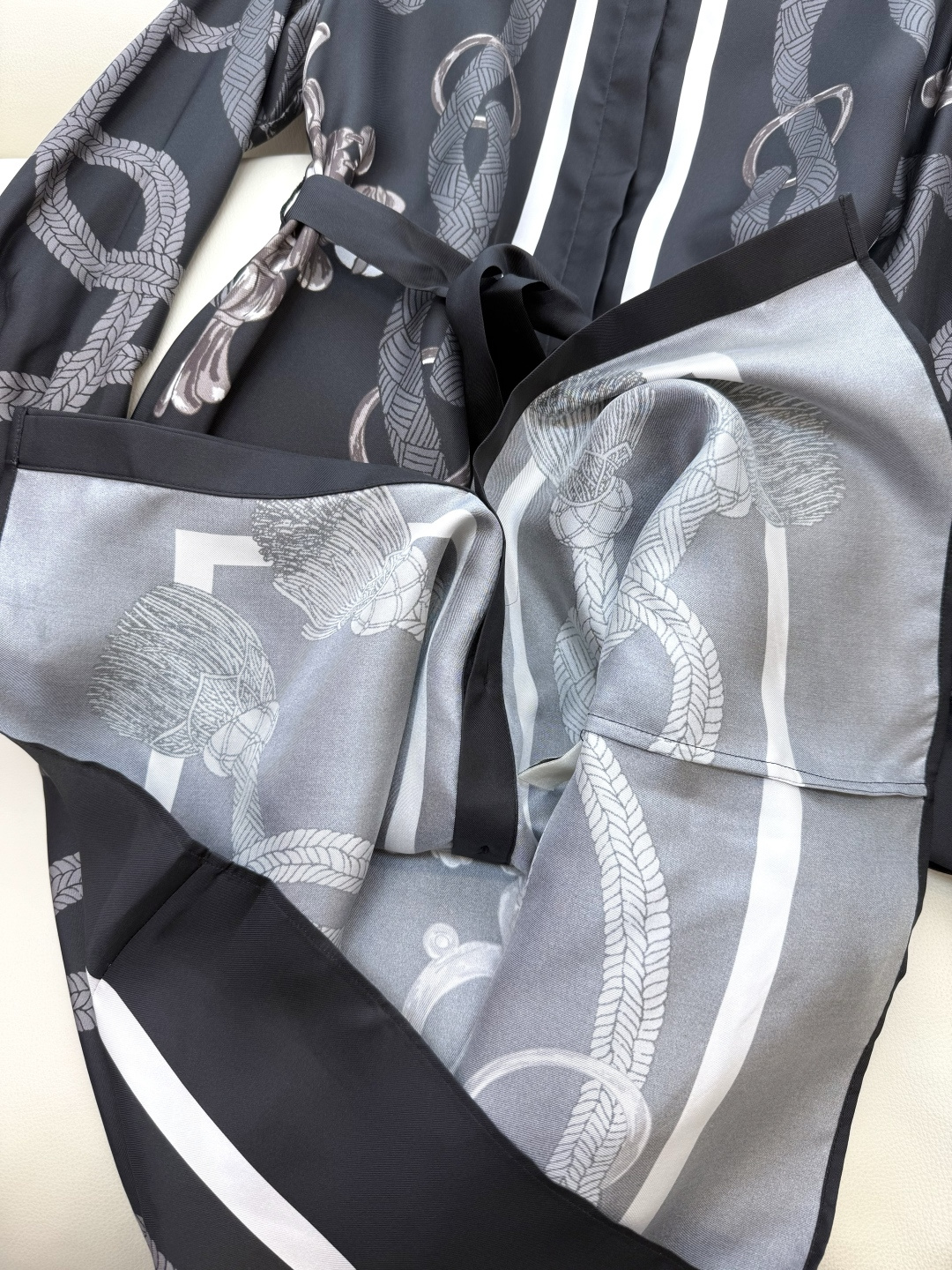 BS993#新款连衣裙💕H家 爱马仕 定位印花 斜纹真丝印花 长袖衬衫款连衣裙 杏色 黑色 36/38/