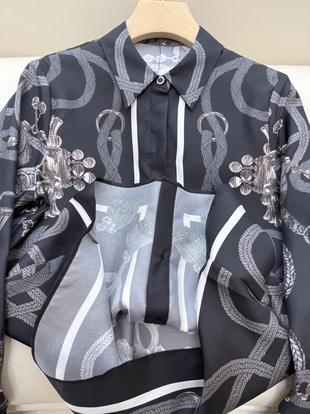 BS995#新款衬衫💕H家 爱马仕 定位印花 斜纹真丝印花 长袖衬衫 杏色 黑色 36/38/40/42