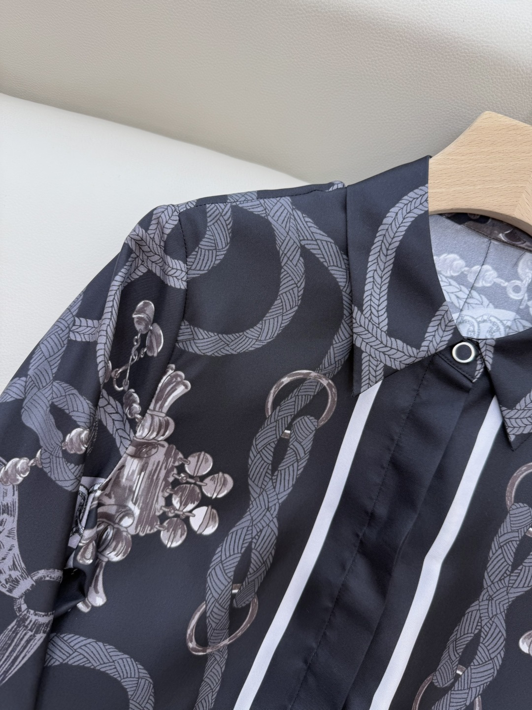 BS995#新款衬衫💕H家 爱马仕 定位印花 斜纹真丝印花 长袖衬衫 杏色 黑色 36/38/40/42