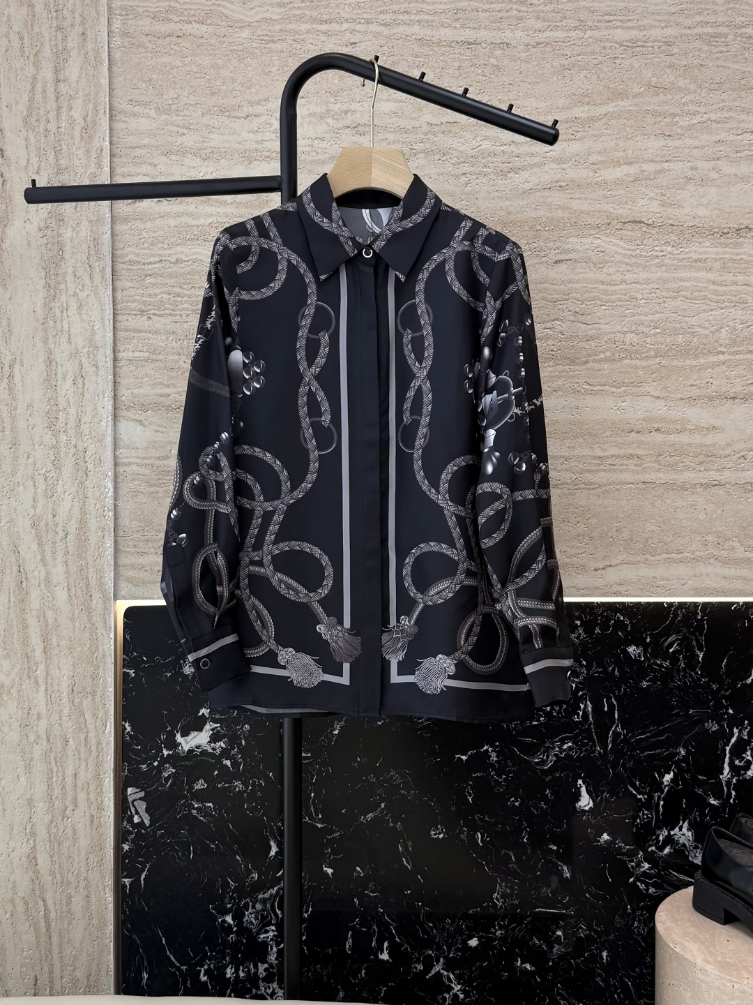 NO:465990,H32566# new shirt HH Home Hermes Positioning Print Twill Silk Print Shirt Off-white Black SMLXL,,hermes,shirts,real silk,alexander wang19860909H32566#新款衬衫 H家 爱马仕 定位印花 斜纹真丝印花 衬衫 米白色 黑色 SMLXL,,hermes,shirts,real silk,alexander wang,Women's clothing